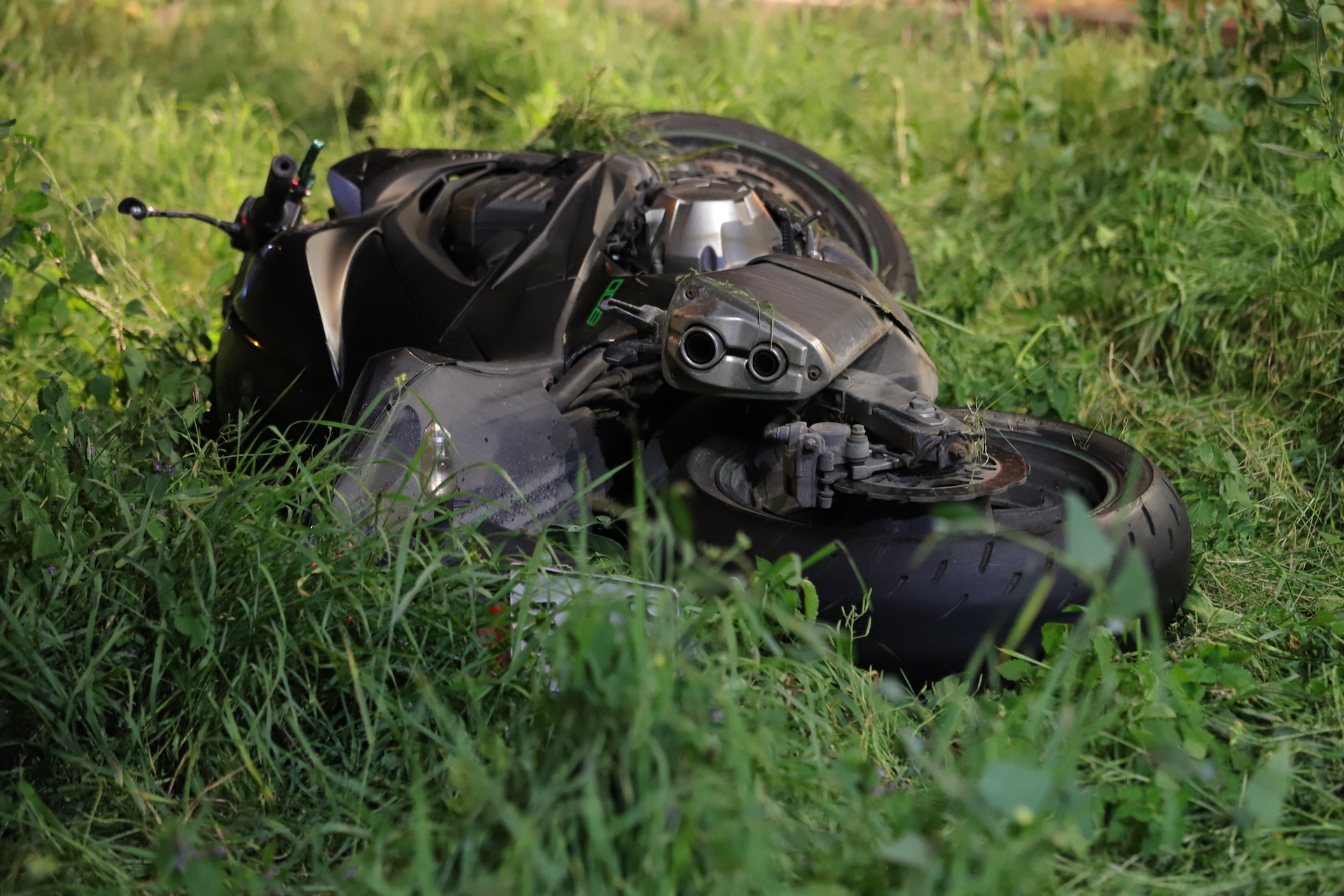 Völlig zerstört liegt eines der Motorräder in einem Grünstreifen